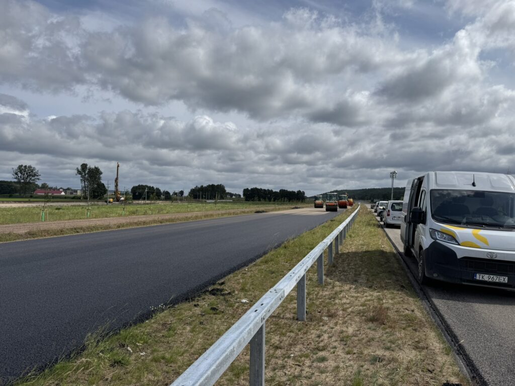 Nakładanie asfaltu w km 37+900 (1)