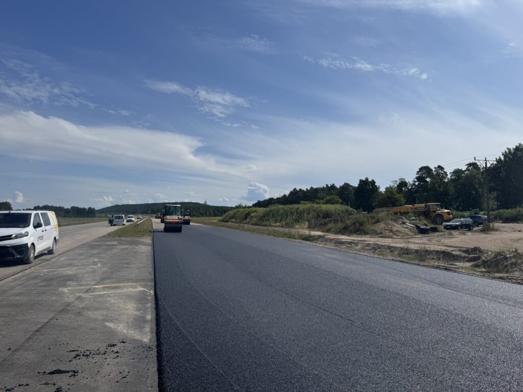 Nakładanie masy bitumicznej na Trasie Głównej w km 37+750 (1)