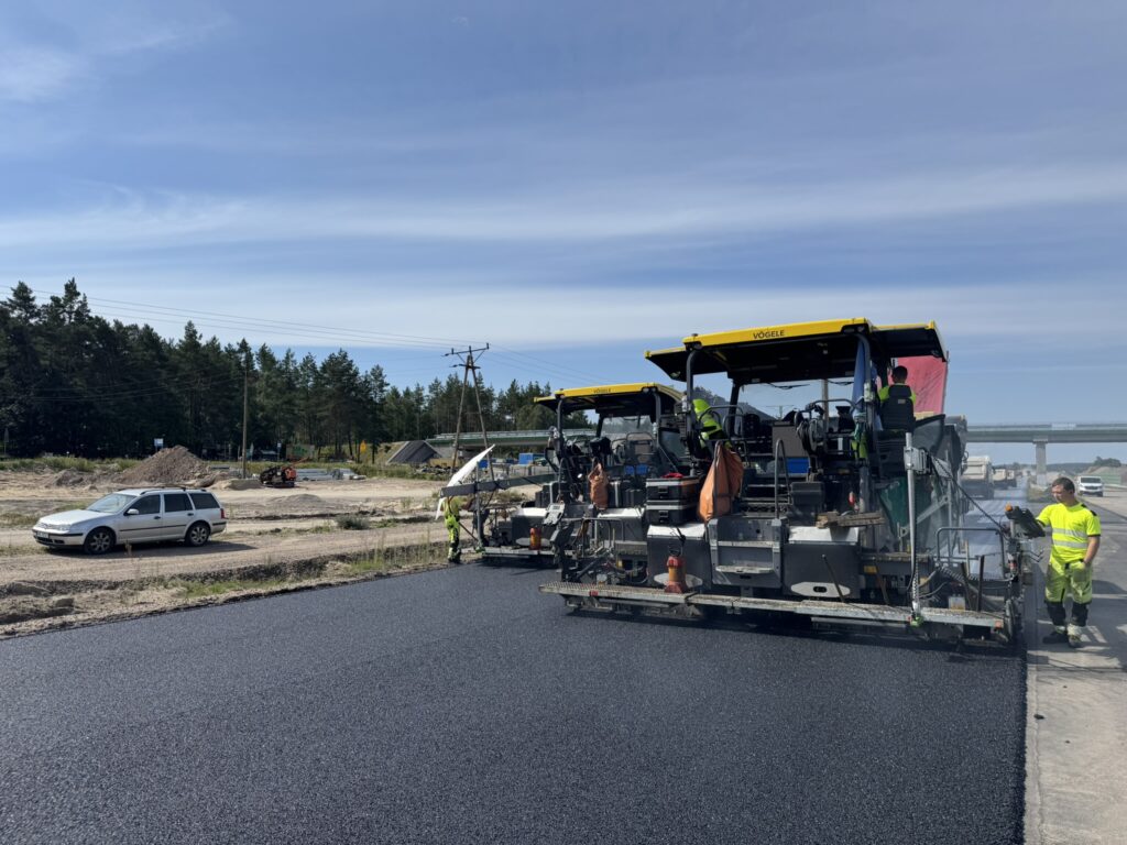 Nakładanie masy bitumicznej na Trasie Głównej w km 37+750 (2)