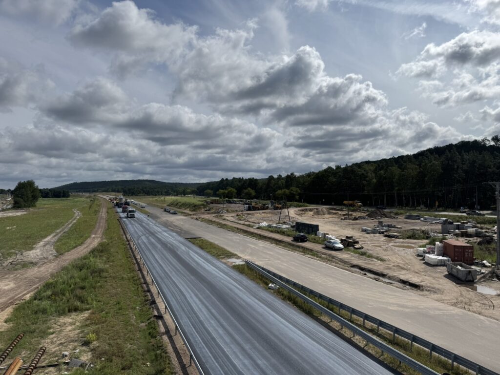Widok na nakładanie asfaltu z obiektu WD-57 w km 37+600 (1)
