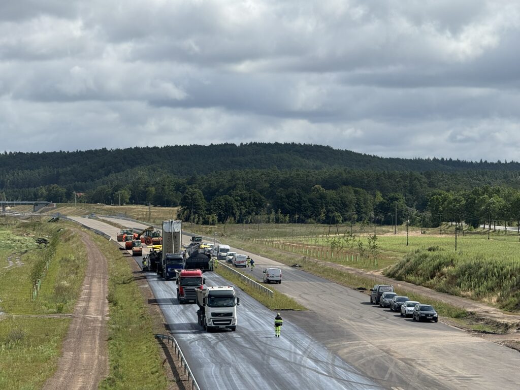 Widok na nakładanie asfaltu z obiektu WD-57 w km 37+600 (2)