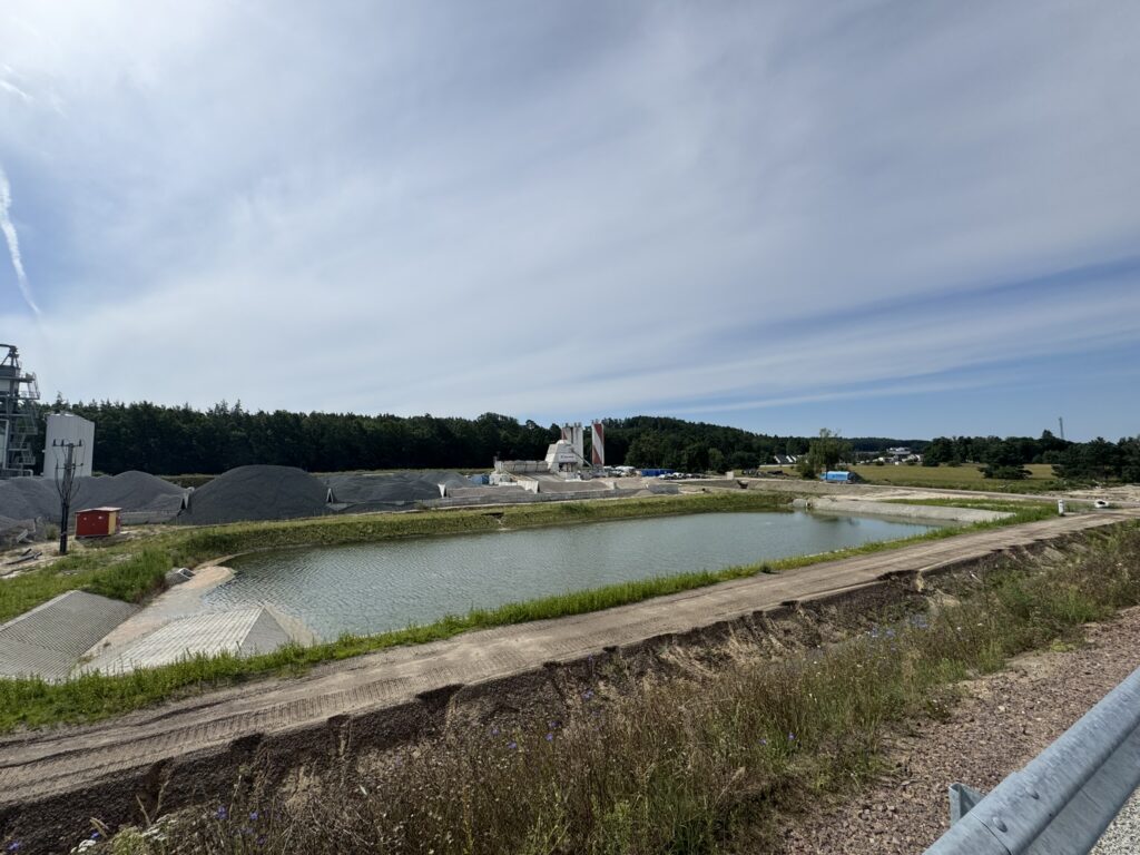 Widok na plac składowy oraz wytwórnie w km 36+900 (1)