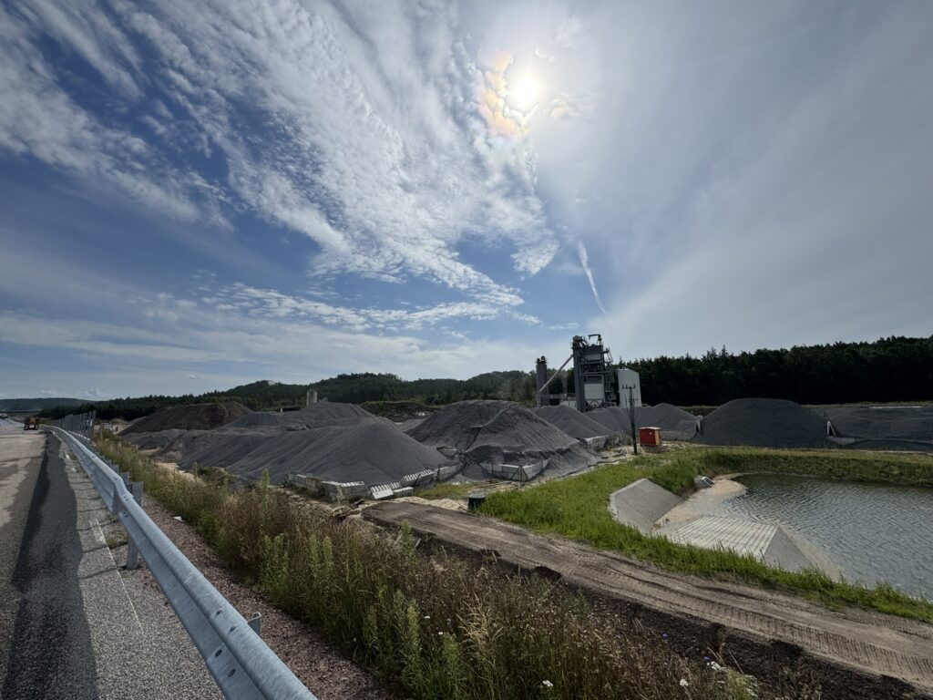 Widok na plac składowy oraz wytwórnie w km 36+900 (2)