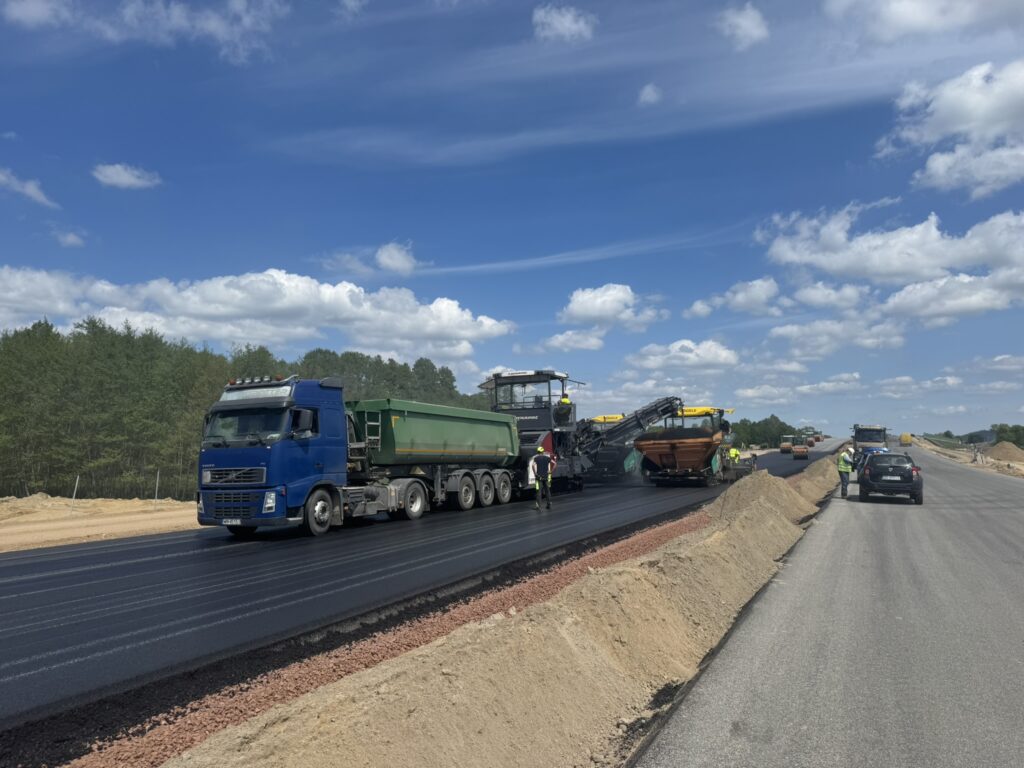 Nakładanie warstwy ścieralnej masy bitumicznej w km 35+650
