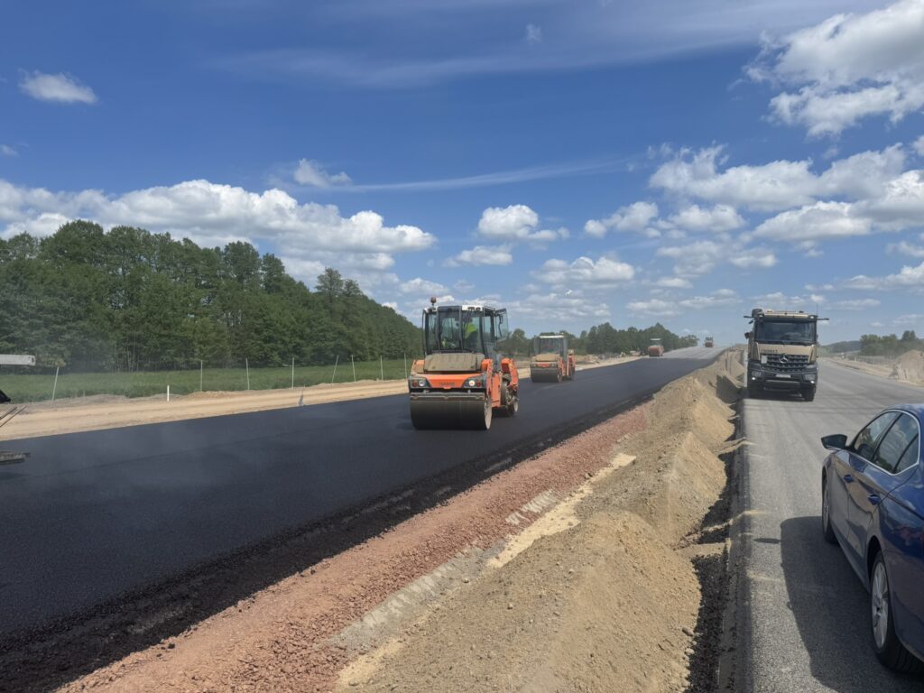 Nakładanie warstwy ścieralnej masy bitumicznej w km 35+650 (2)