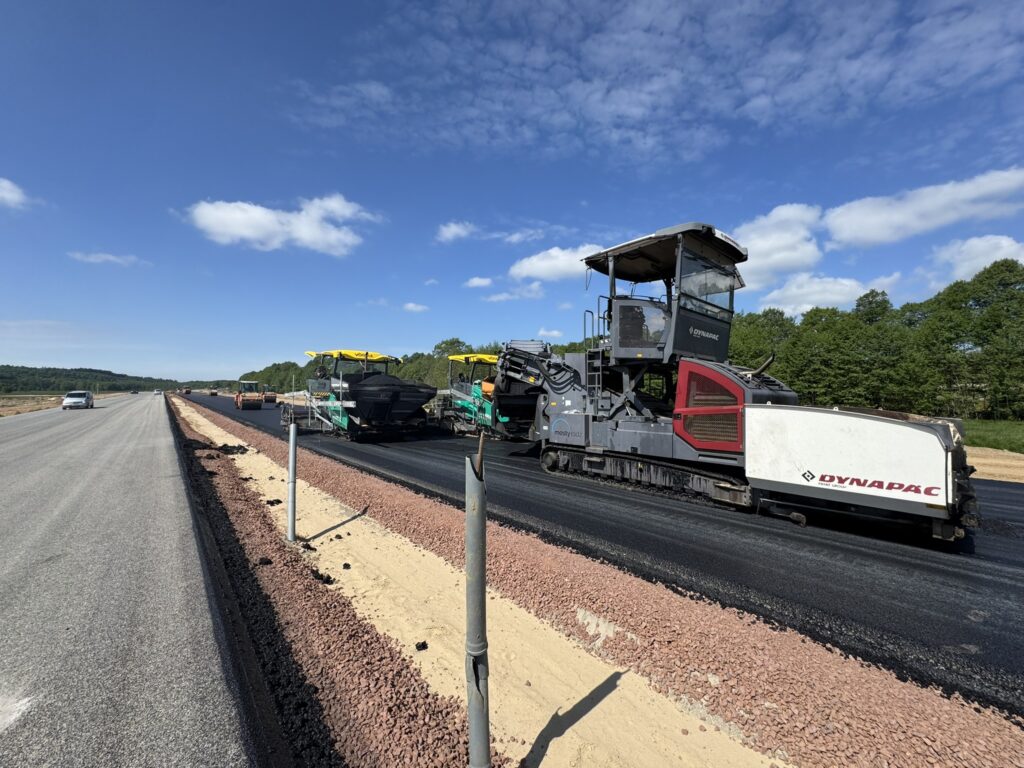 Nakładanie warstwy wiążącej masy bitumicznej w km 35+750 (1)
