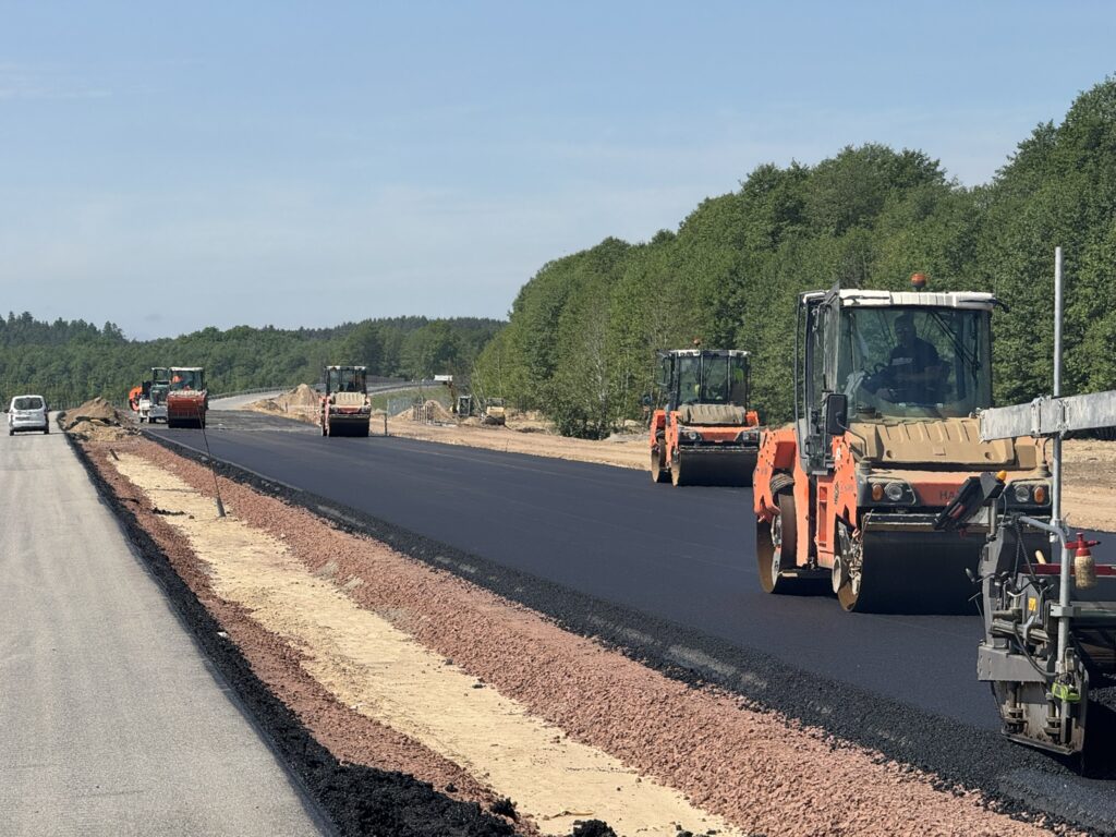 Nakładanie warstwy wiążącej masy bitumicznej w km 35+750 (2)