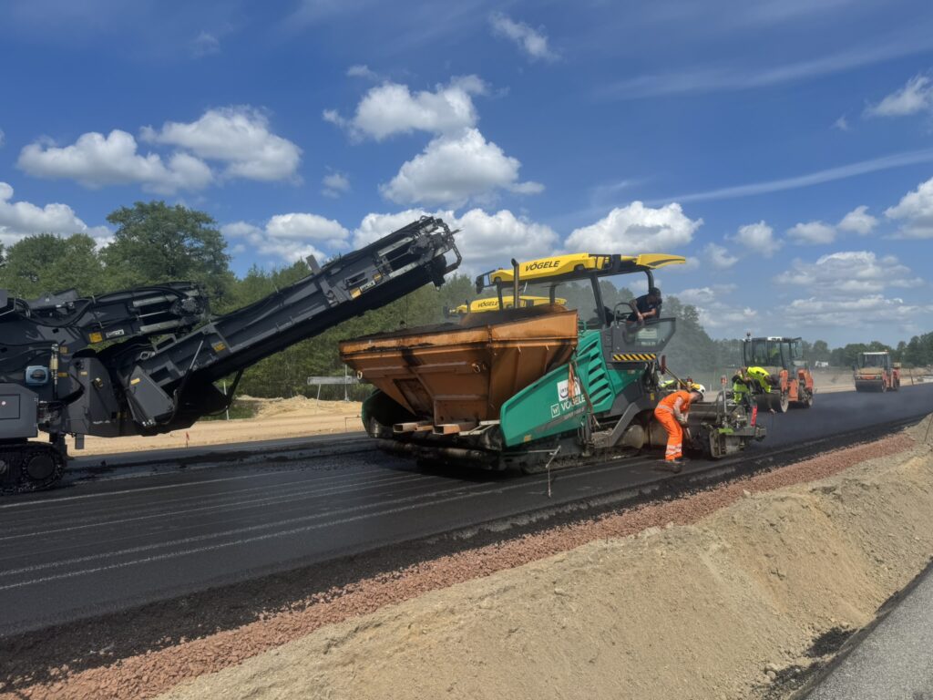 Pobieranie próbek masy bitumicznej w km 35+600 (2)