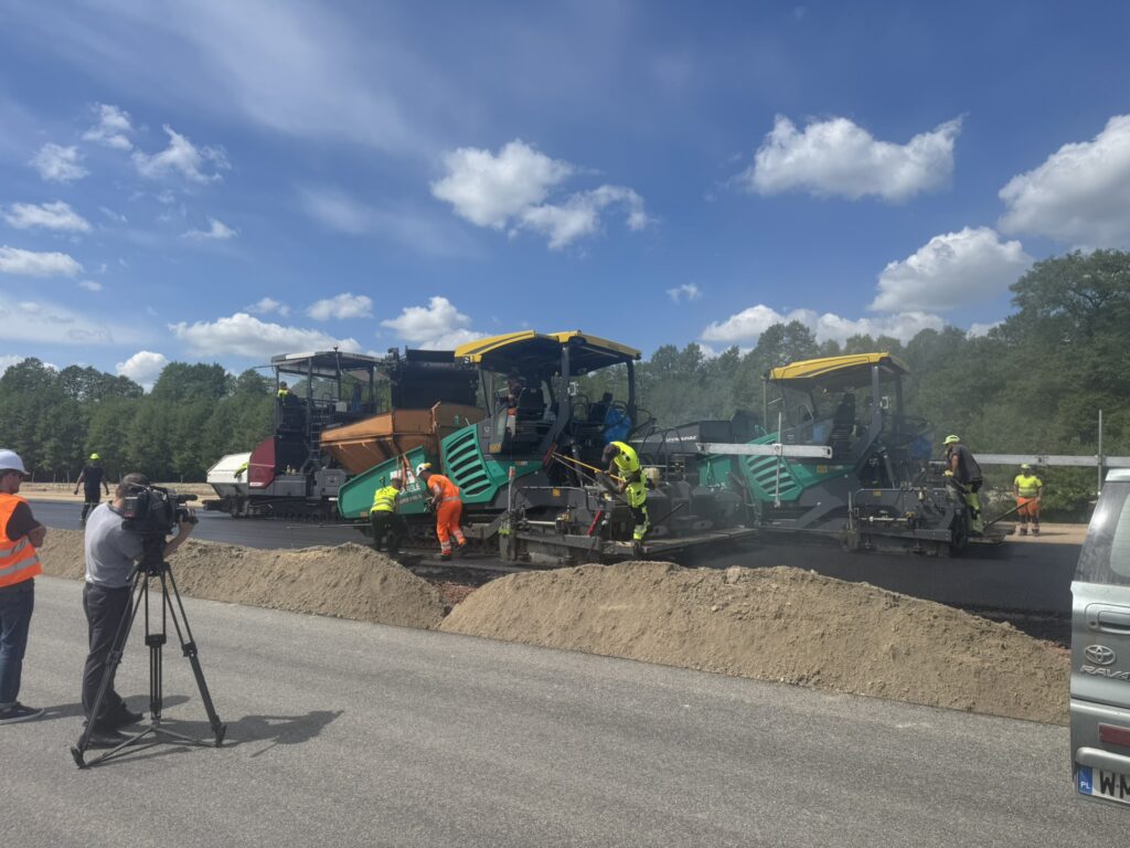 Pobieranie próbek masy bitumicznej w km 35+600 (3)