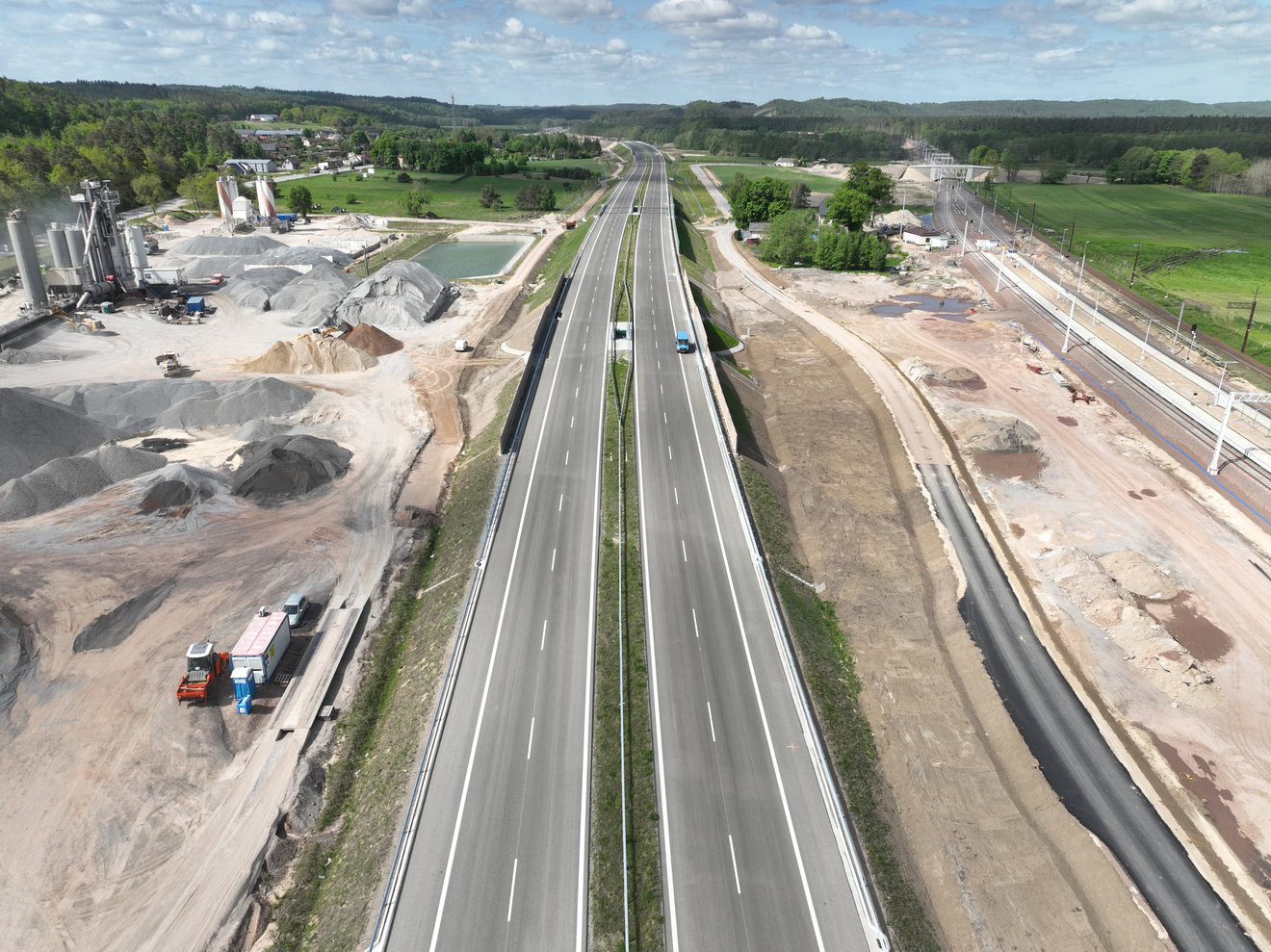 Trasa Główna przy terenie wytwórni oraz placu składowego w km 37+180