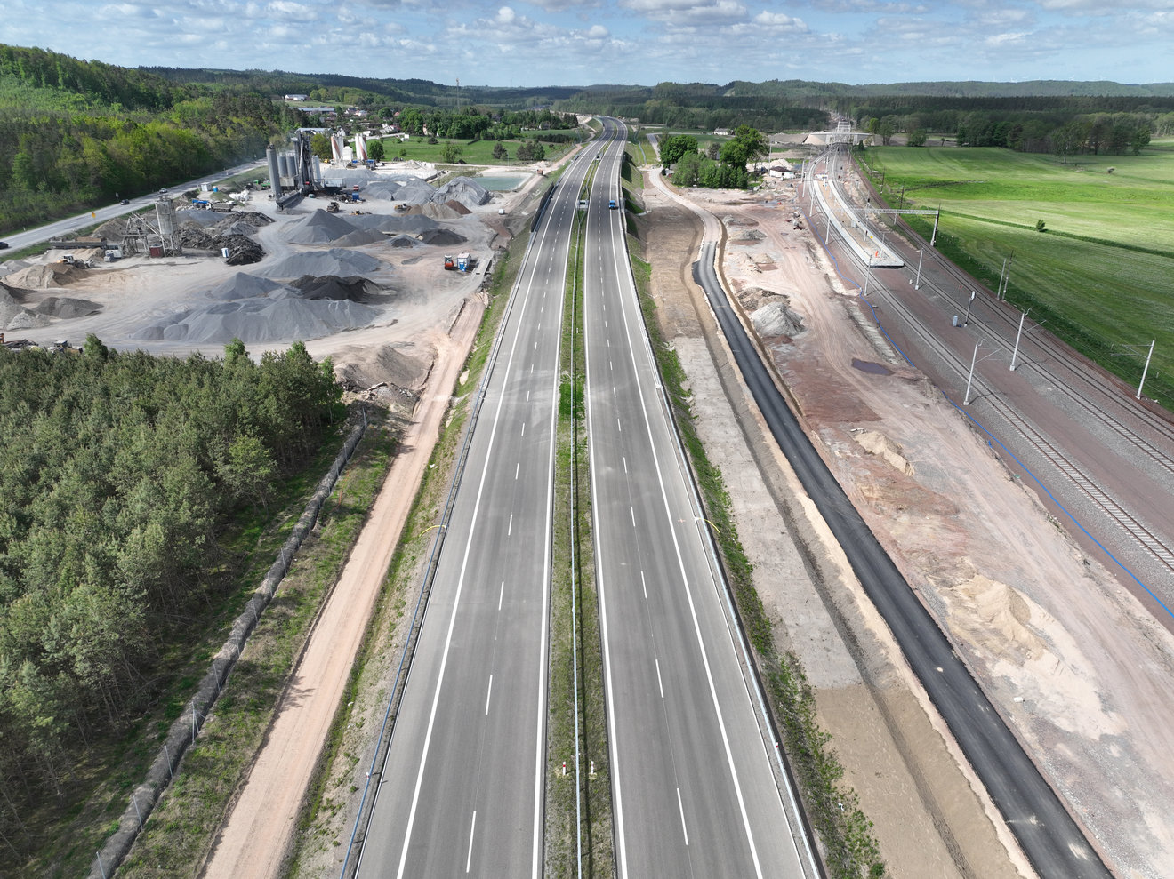 Trasa Główna przy terenie wytwórni oraz placu składowego w km 37+320