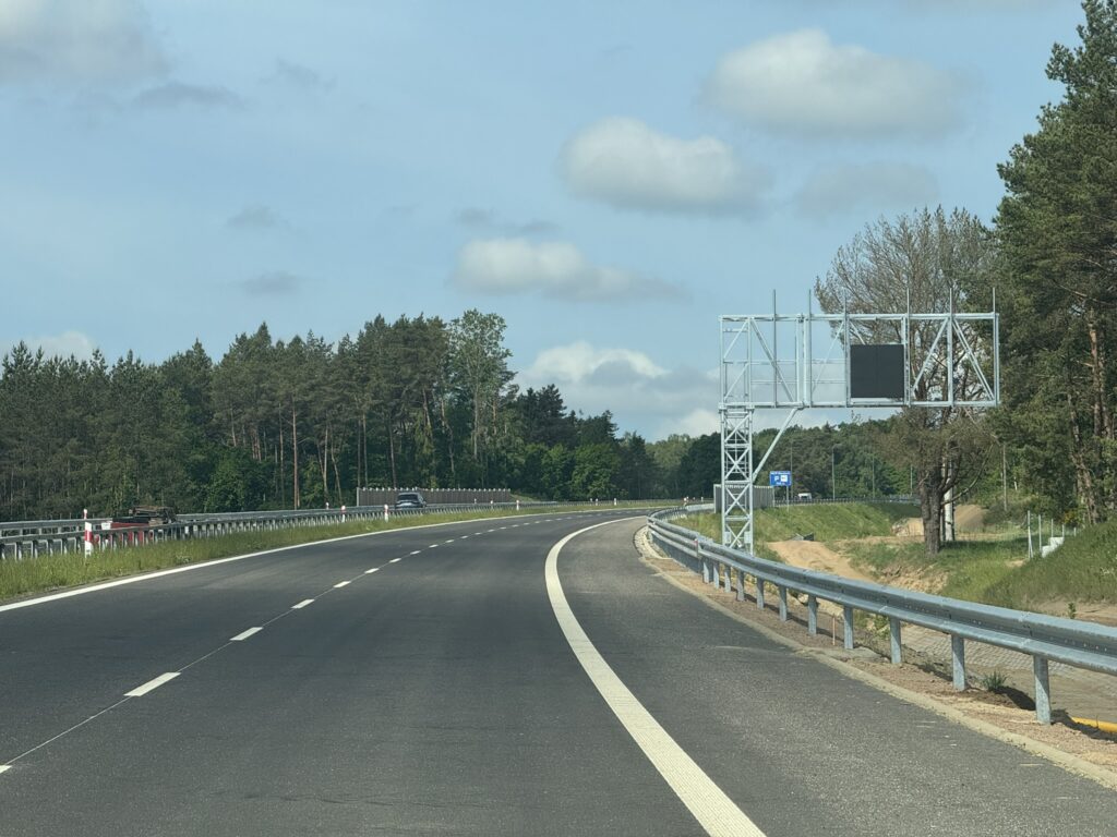 Widok na Trasę Główną oraz oznakowanie z km 33+800